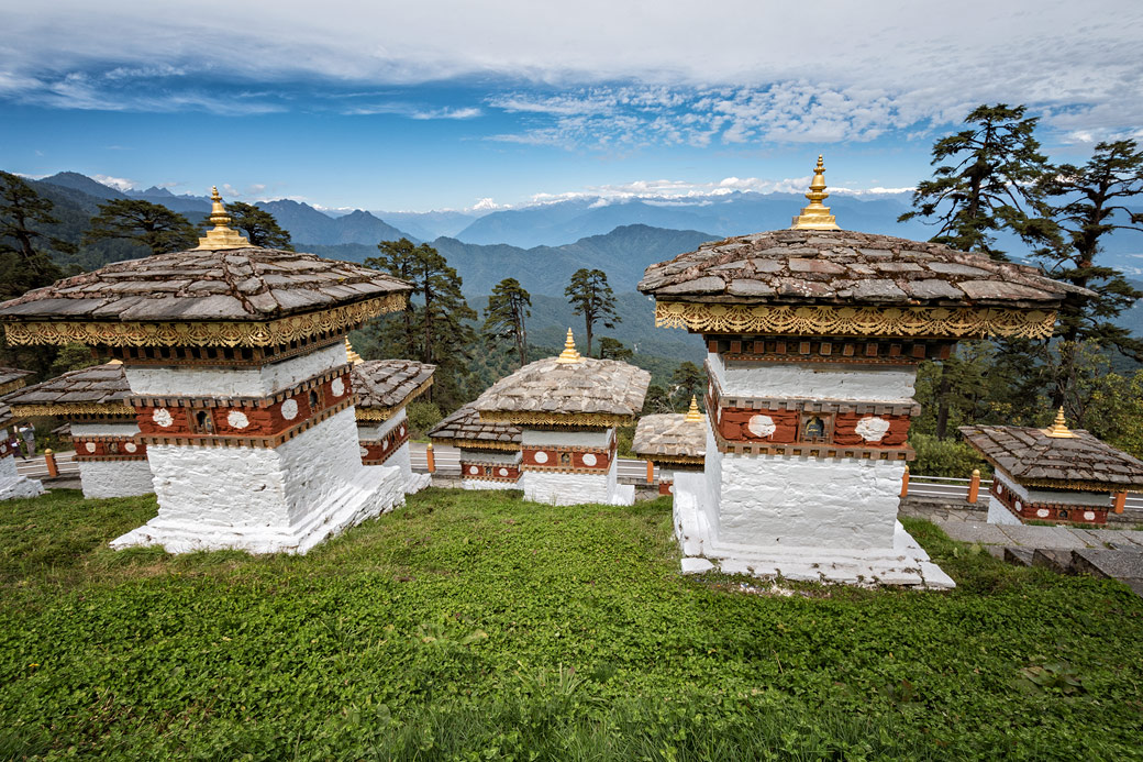Chortens et panorama au col de Dochula, Bhoutan
