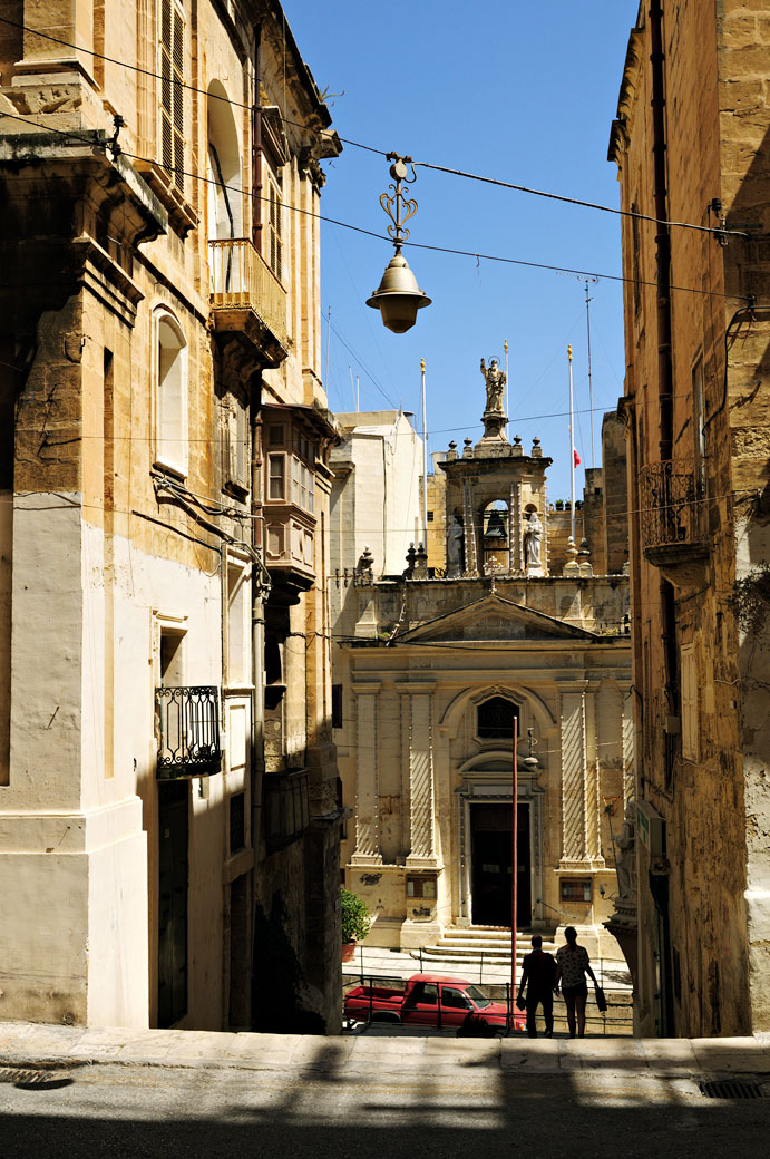 Rue et église de Santa Lucia à La Valette, Malte