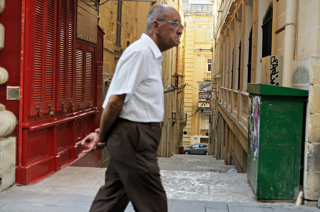 Vieil homme dans une rue de La Valette, Malte