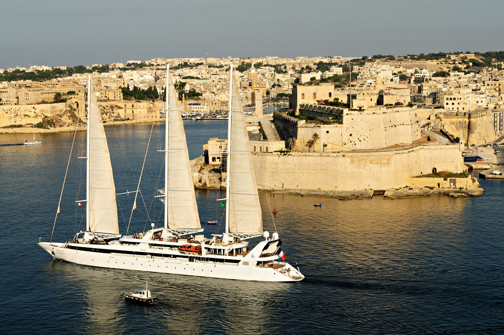 Grand voilier qui passe devant le fort Saint-Ange de Birgu, Malte