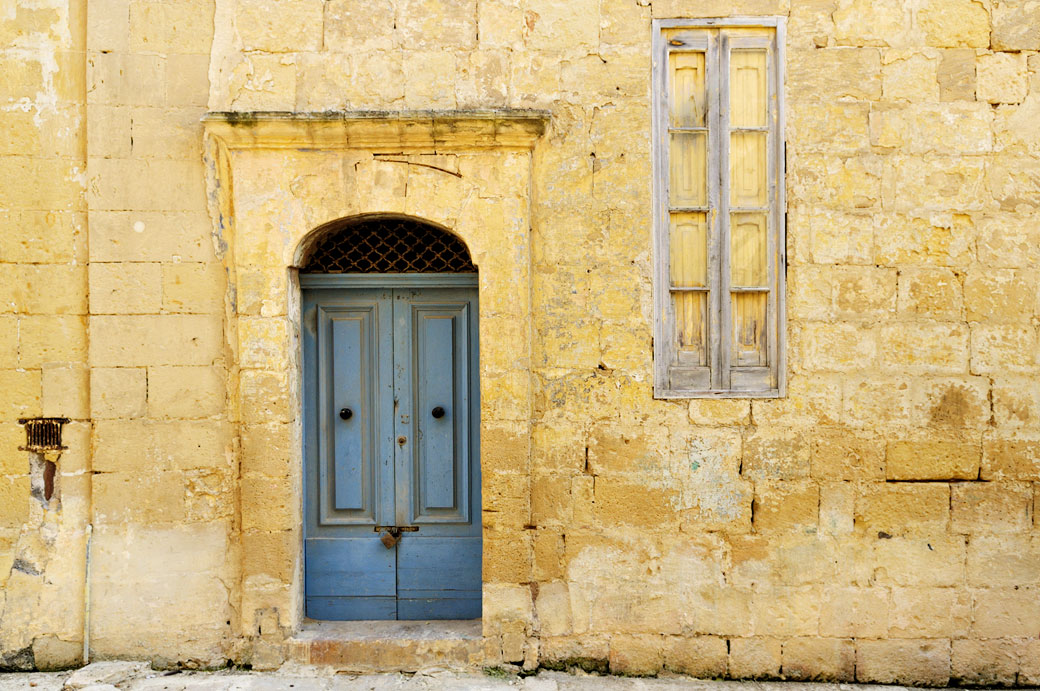 Façade jaune et porte bleue à Birgu, Malte