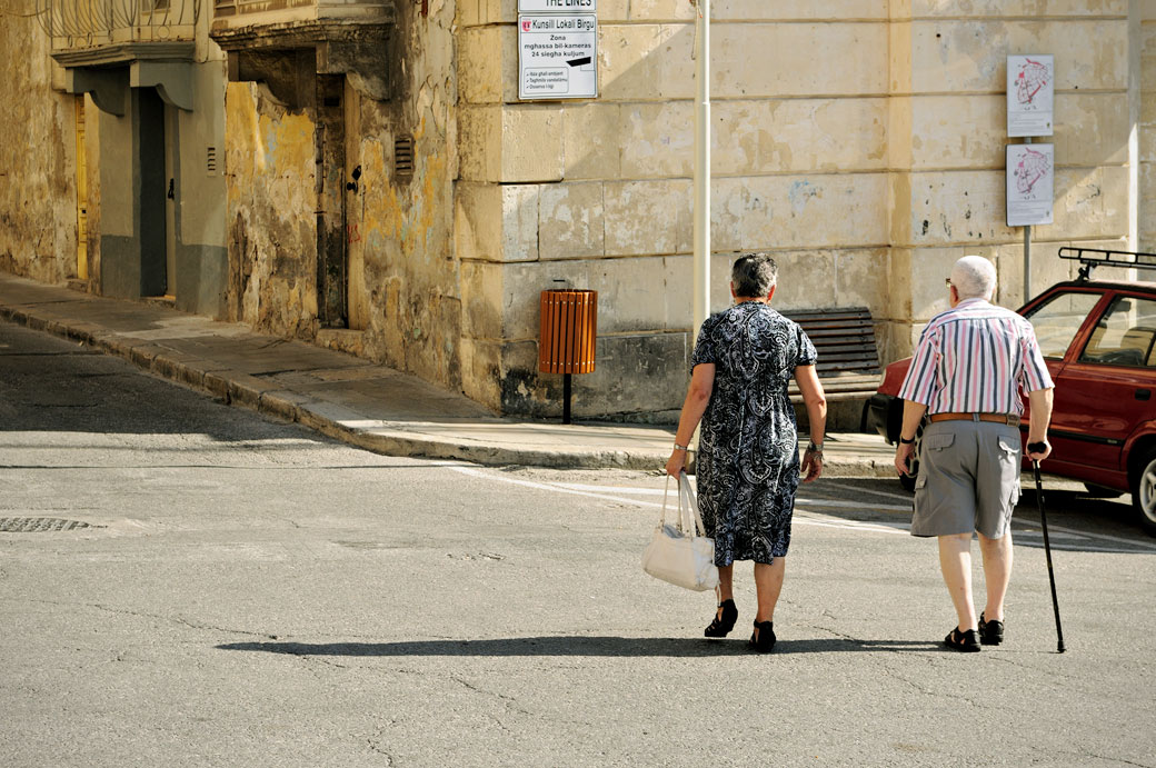 Couple âgé dans le centre de Birgu, Malte