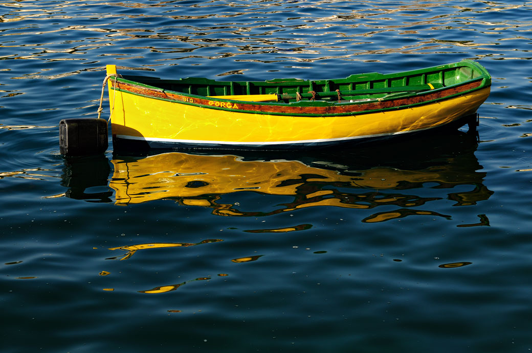 Barque jaune dans le port de Birgu, Malte