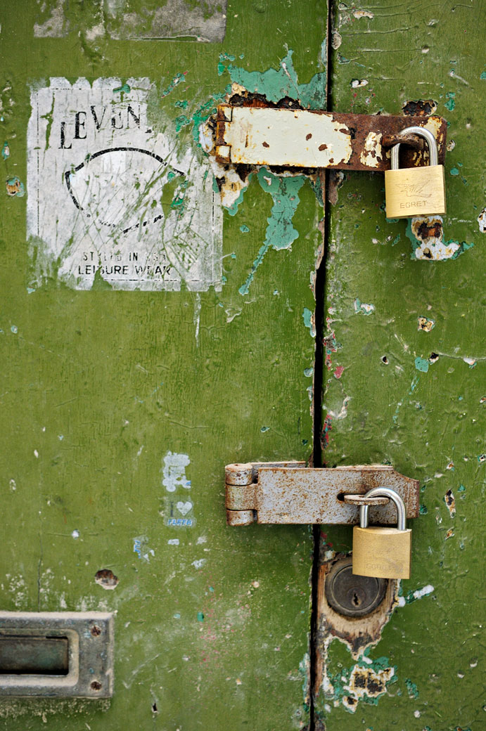 Cadenas sur une vieille porte verte à Birgu, Malte