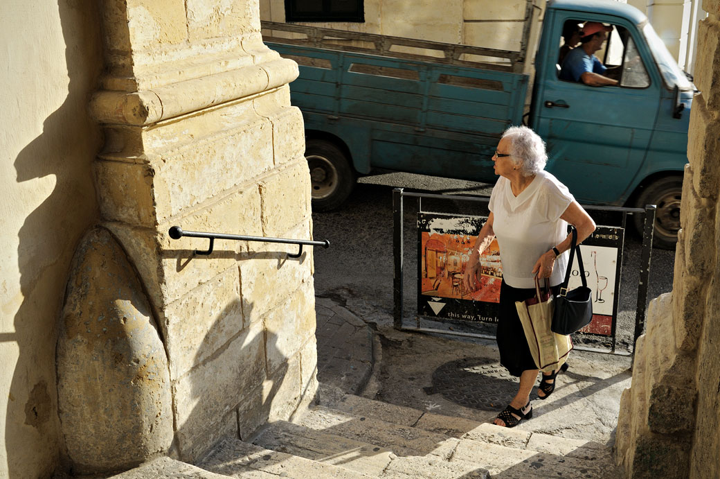 Vieille dame et camionnette à Birgu, Malte