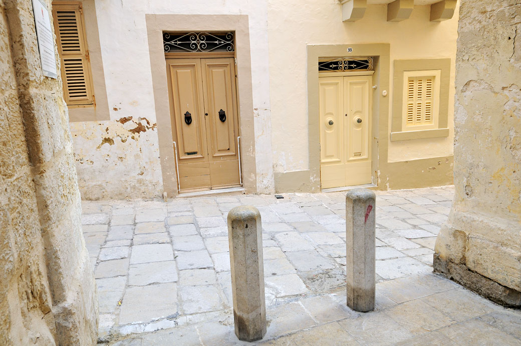 Portes et pavés dans une ruelle de Birgu, Malte