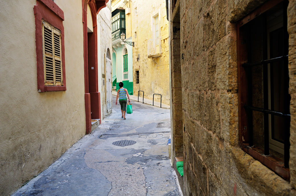 Femme dans une ruelle de Birgu, Malte