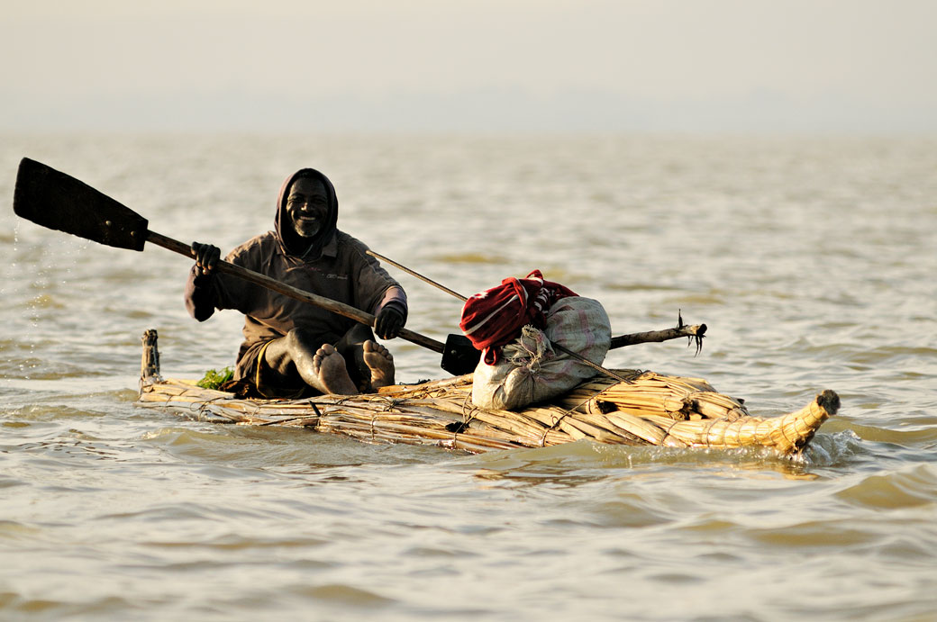 Homme heureux sur son frêle tankwa sur le lac Tana, Ethiopie