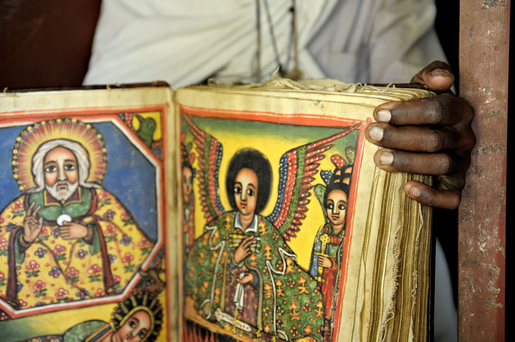 Prêtre avec un vieux manuscrit enluminé, Ethiopie