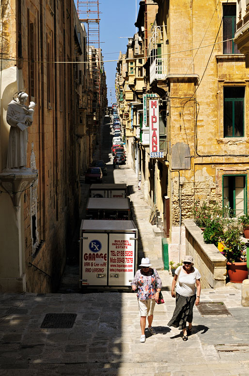 Passantes dans une rue de La Valette, Malte