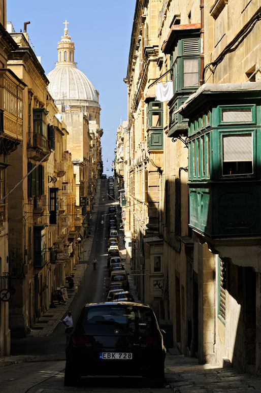 Rue et église à La Valette, Malte