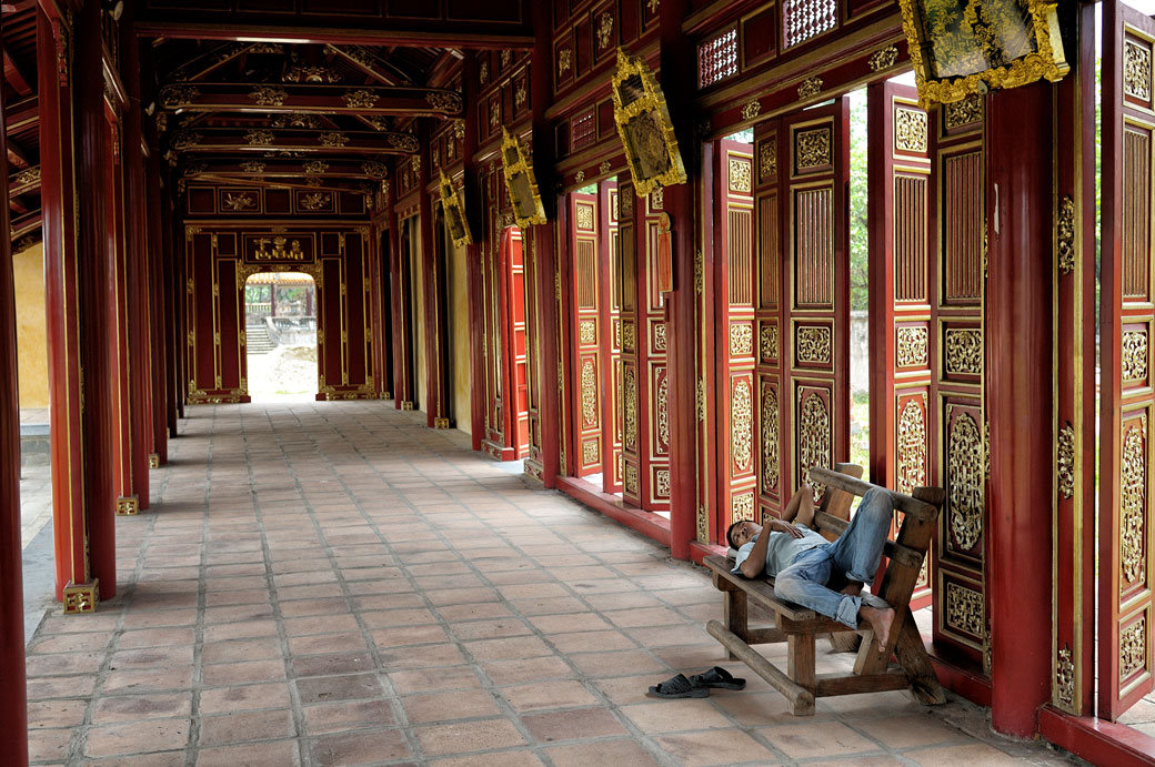 Homme qui fait la sieste sur un banc à la cité impériale de Hué, Vietnam