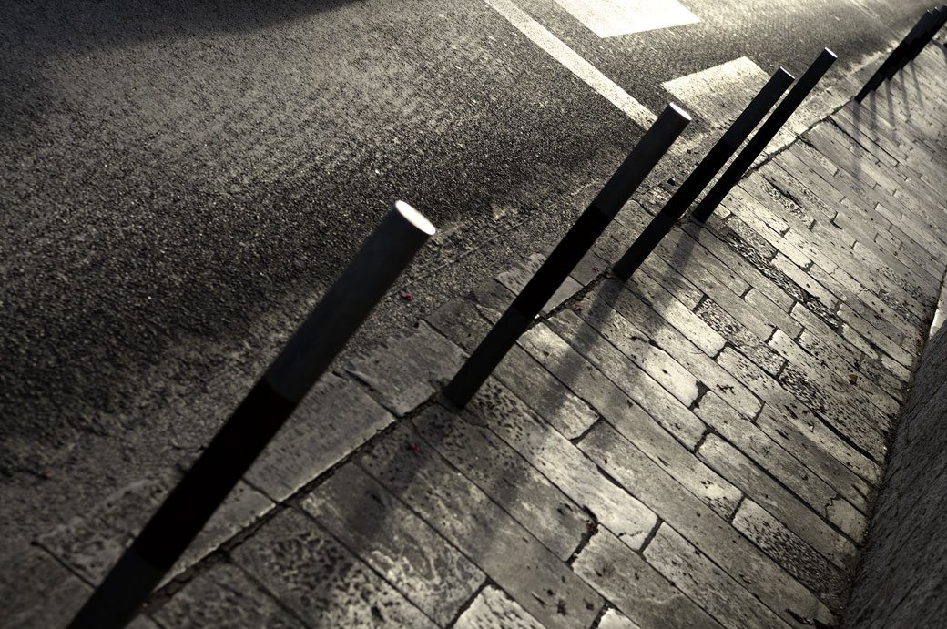 Ombre et lumière sur un trottoir de Dubrovnik, Croatie