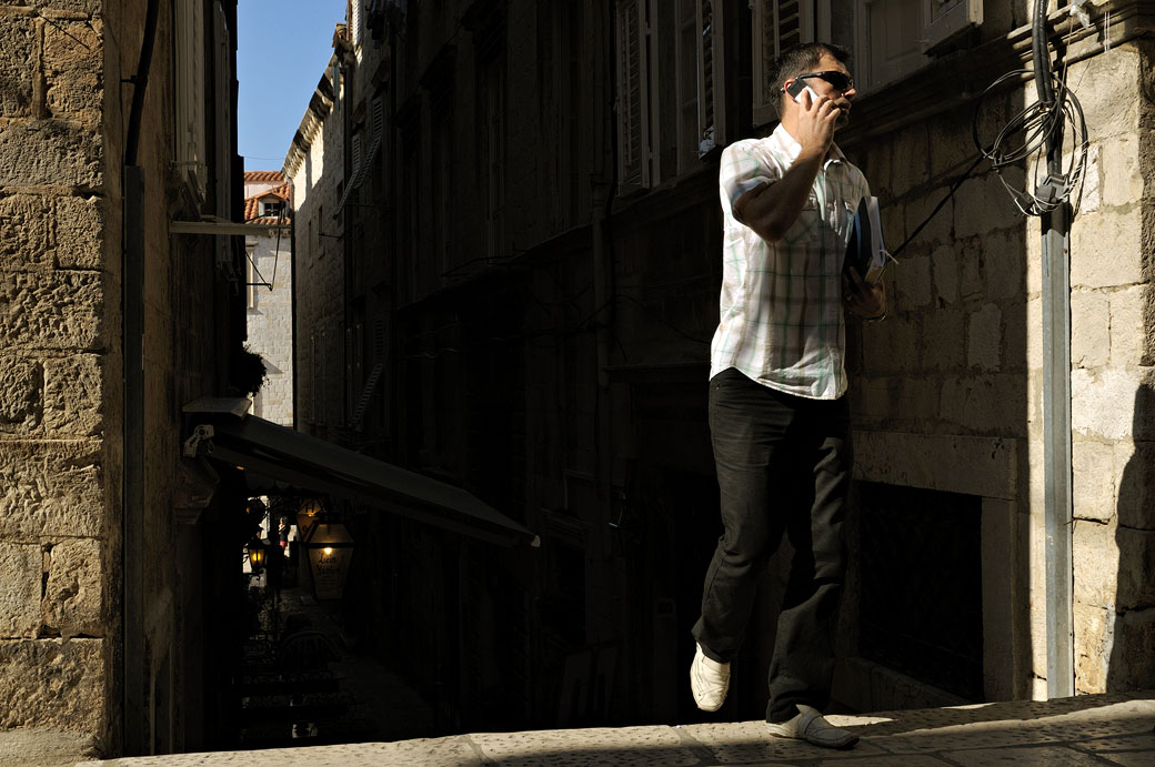 Jeune homme avec un téléphone mobile à Dubrovnik, Croatie