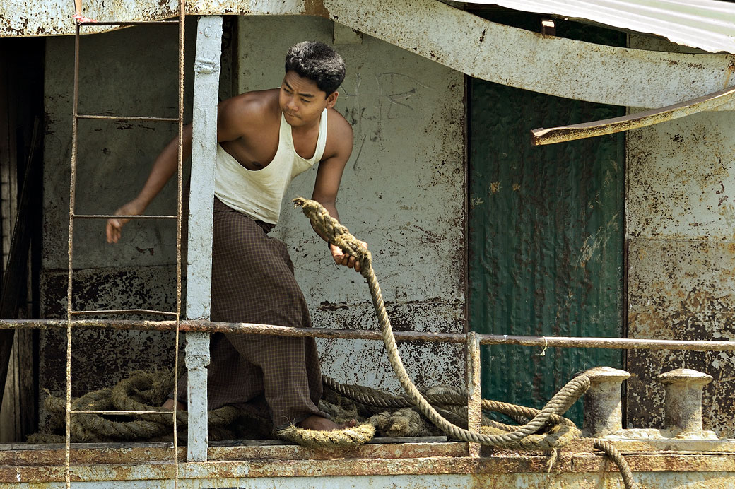 Matelot sur un vieux navire à Sittwe, Birmanie