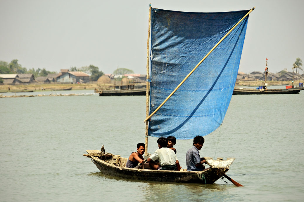 Petit bateau à voile bleue à Sittwe, Birmanie