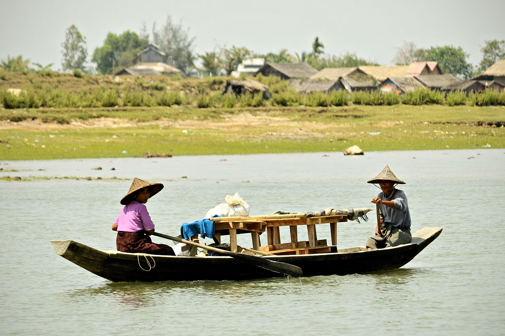 Couple sur une barque à Sittwe, Birmanie