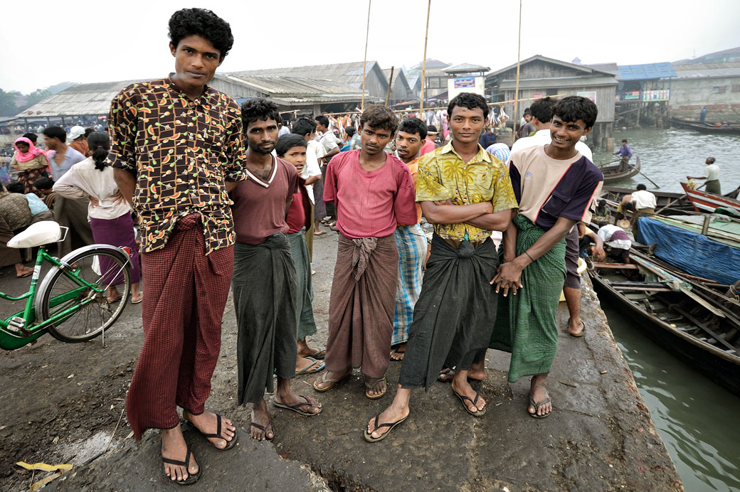 Groupe d'hommes au marché aux poissons de Sittwe, Birmanie