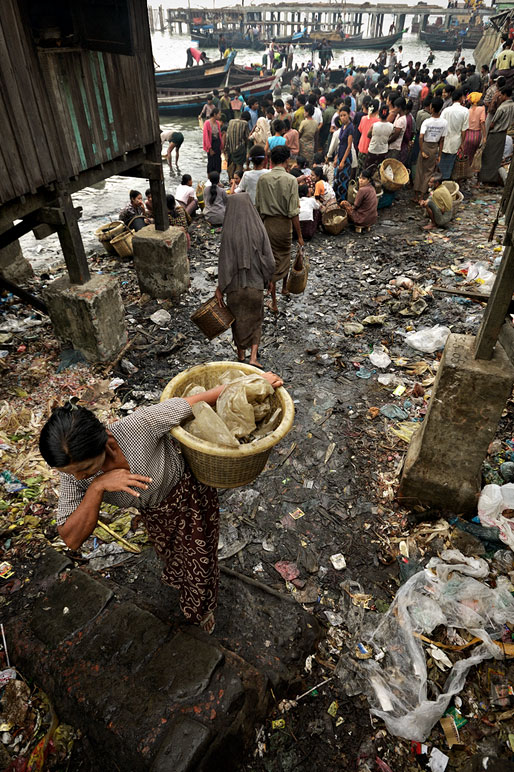 Ordures au marché aux poissons de Sittwe, Birmanie