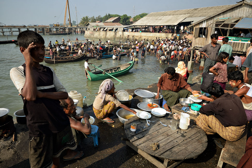 Repas au marché aux poissons de Sittwe, Birmanie
