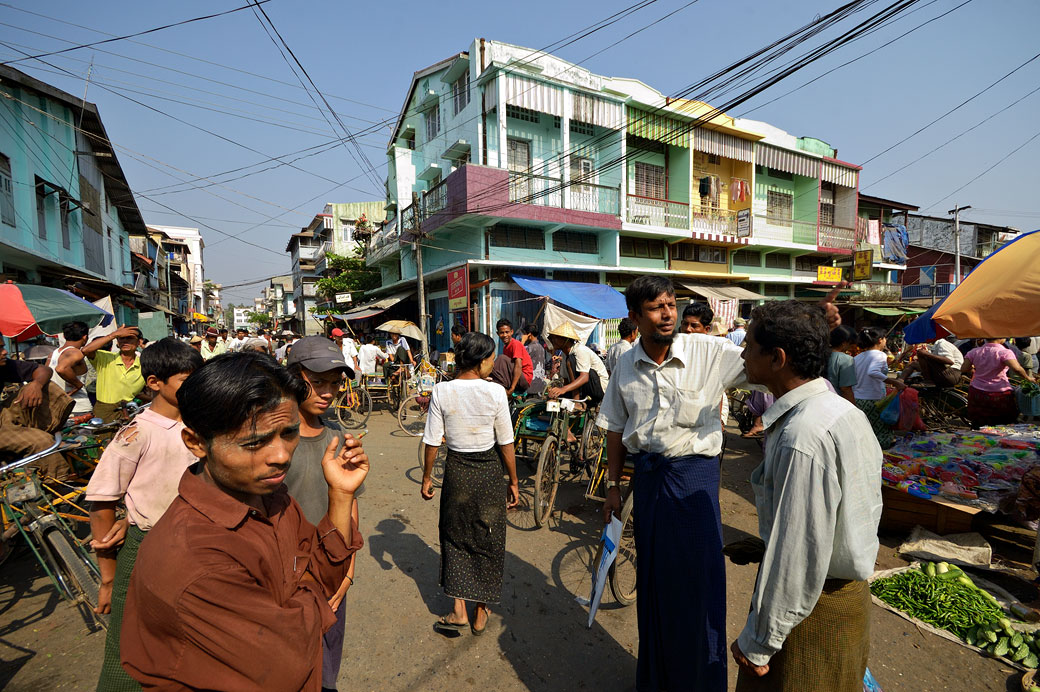 Marché dans les rues de Sittwe, Birmanie
