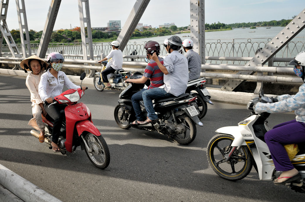 Scooters sur le pont Trang Tien à Hué, Vietnam