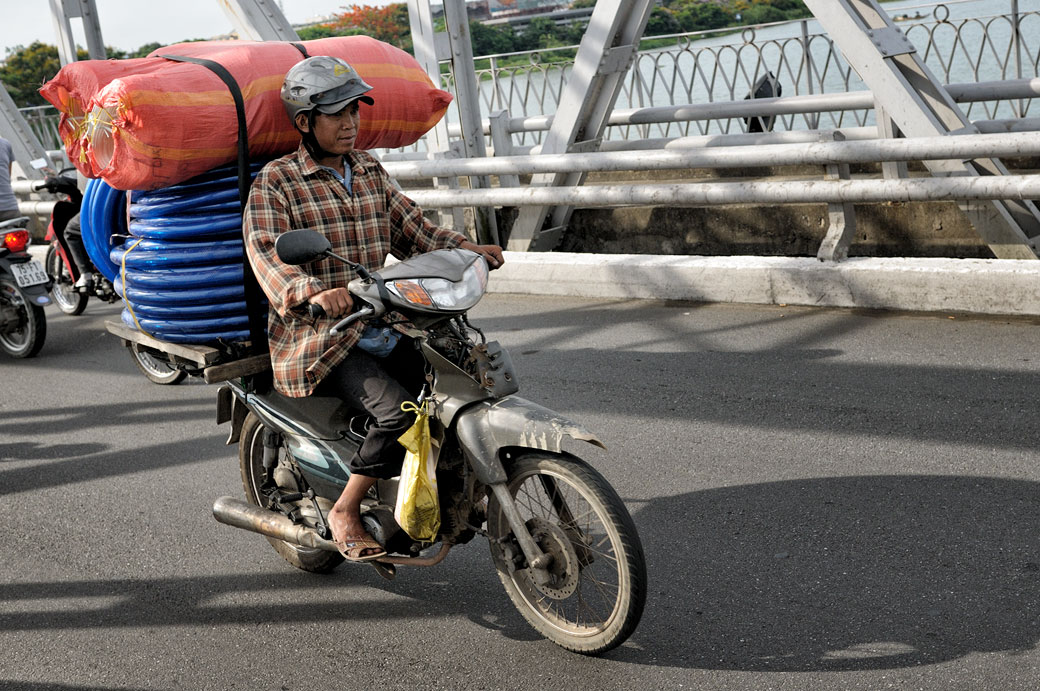 Moto chargée sur le pont Trang Tien à Hué, Vietnam