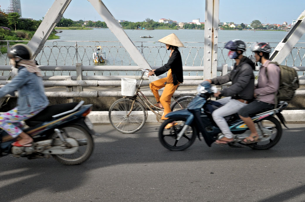 Vélo et scooters sur le pont Trang Tien à Hué, Vietnam