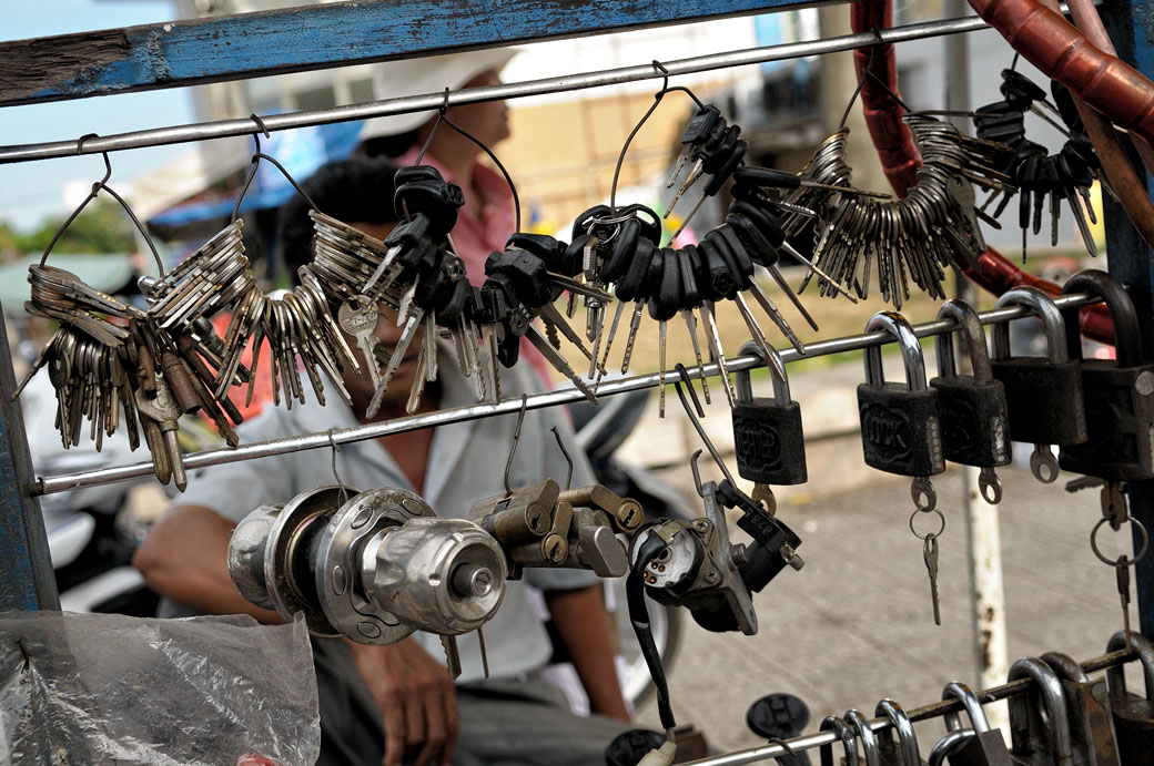 Clés, cadenas et serrures au marché de Dong Ba de Hué, Vietnam