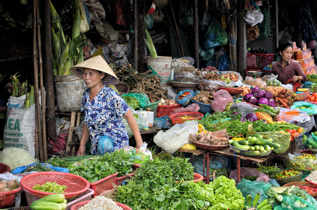 Vendeuse de légumes au marché de Dong Ba à Hué, Vietnam