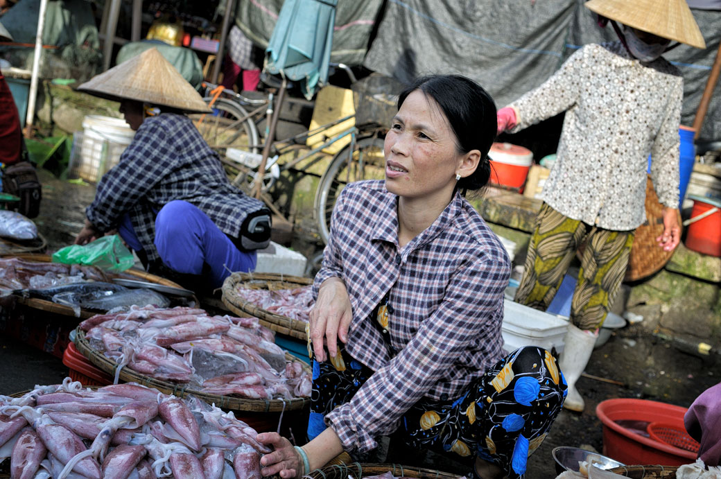 Vendeuse de poissons au marché de Dong Ba à Hué, Vietnam