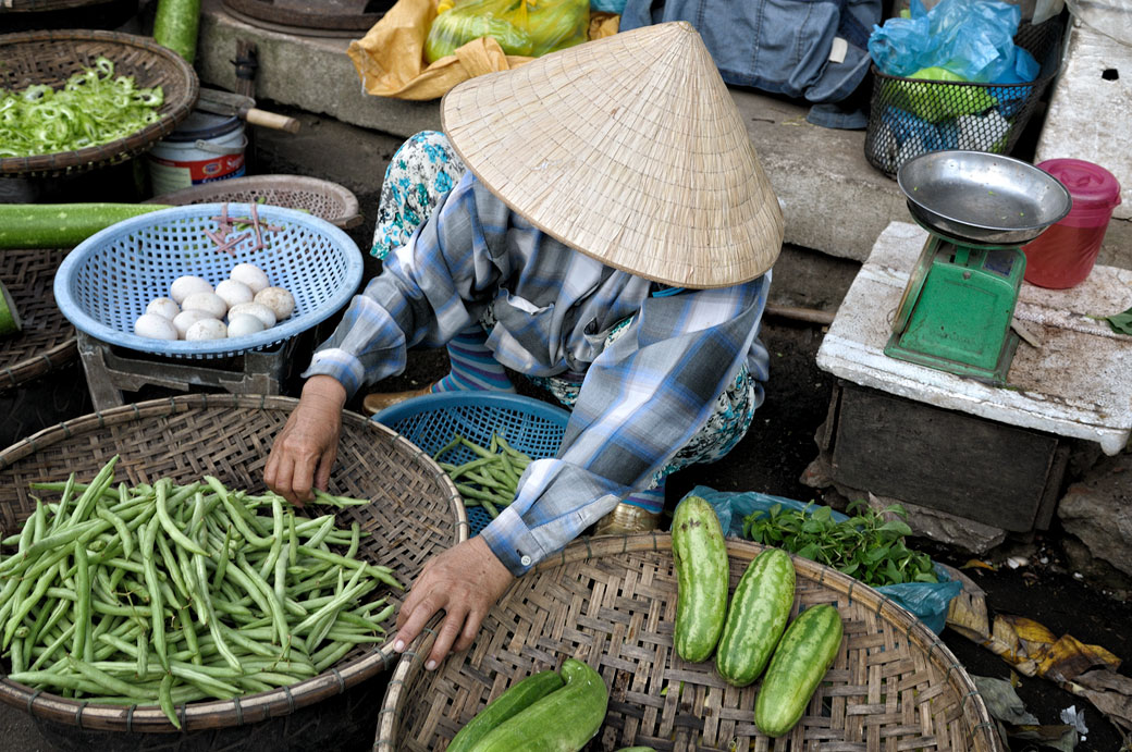 Vendeuse de rue au marché de Dong Ba à Hué, Vietnam
