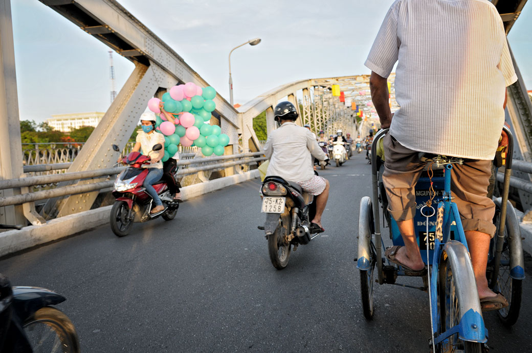 Circulation de deux-roues sur le pont Trang Tien à Hué, Vietnam