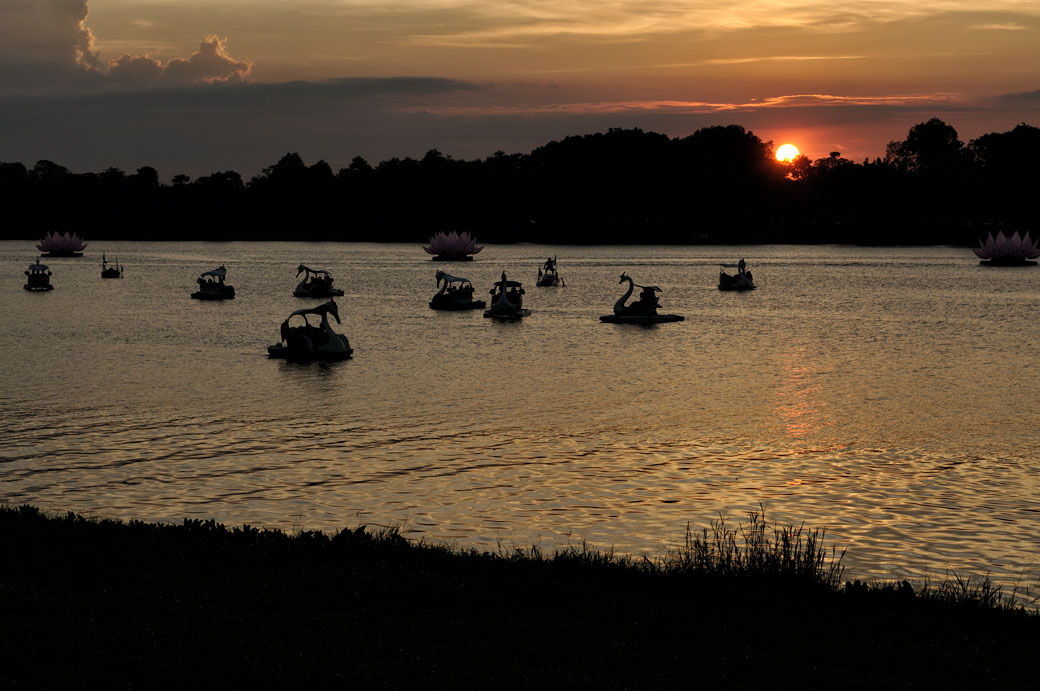 Rivière des parfums au coucher du soleil à Hué, Vietnam