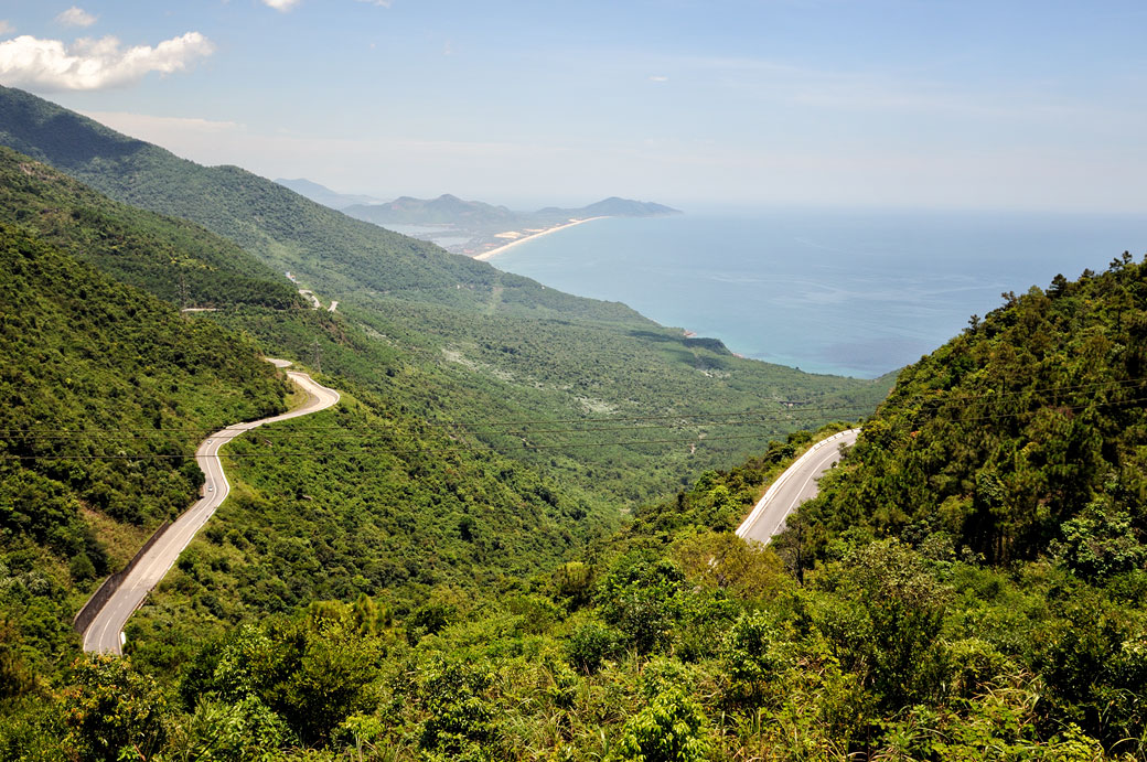 Route sur le col de Hai Van entre Hué et Da Nang, Vietnam