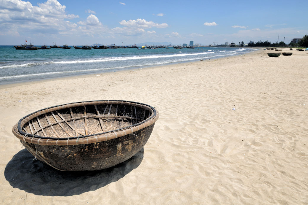 Bateau panier sur la plage de My Khe à Da Nang, Vietnam