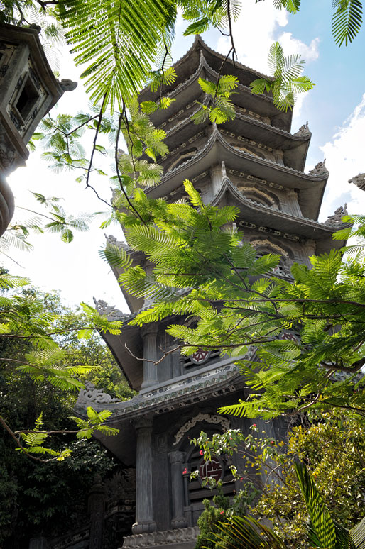 Pagode et végétation aux Montagnes de Marbre près de Da Nang