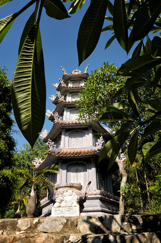 Pagode au milieu de la végétation aux Montagnes de Marbre, Vietnam