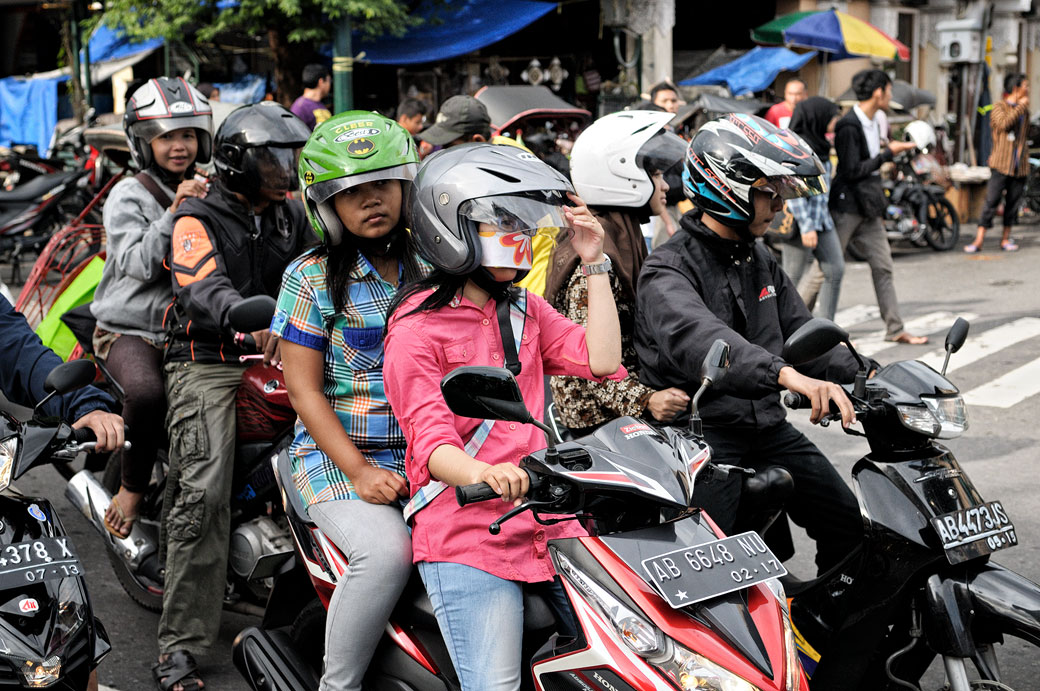 Jeunes gens en scooters à Yogyakarta, Indonésie