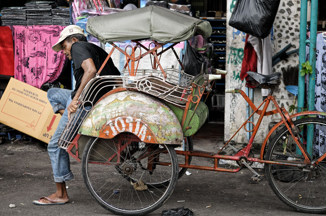 Homme et son cyclo-pousse à Yogyakarta, Indonésie