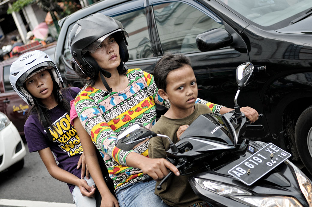 Femme et enfants sur un scooter à Yogyakarta, Indonésie