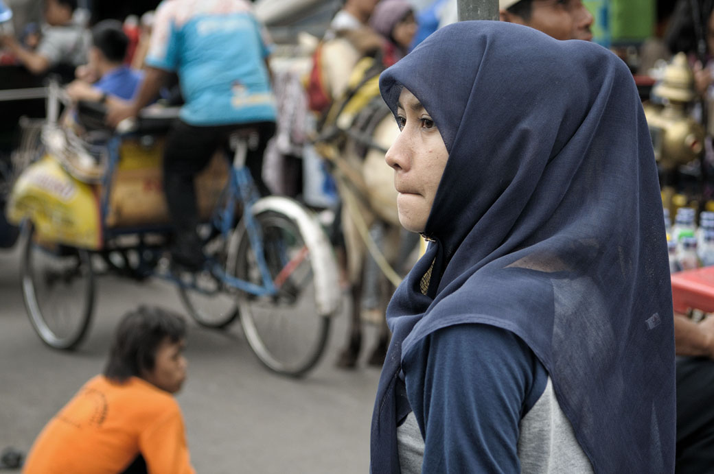 Femme voilée dans une rue de Yogyakarta, Indonésie