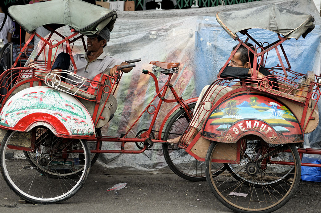 Cyclo-pousses en attente de clients à Yogyakarta, Indonésie