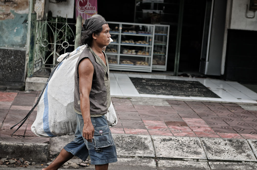 Homme avec un gros sac à Yogyakarta, Indonésie
