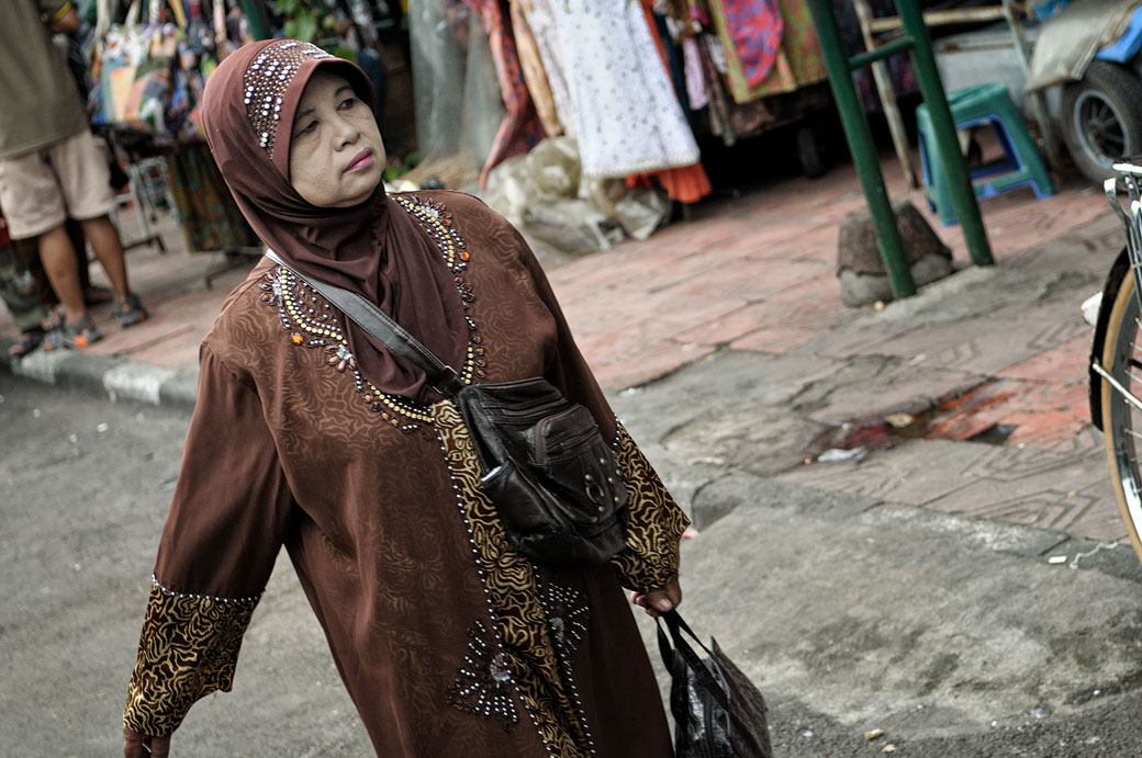 Femme voilée élégante dans la rue à Yogyakarta, Indonésie