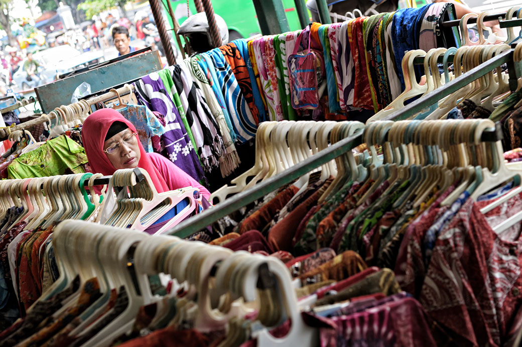 Vendeuse de vêtements dans son magasin à Yogyakarta, Indonésie