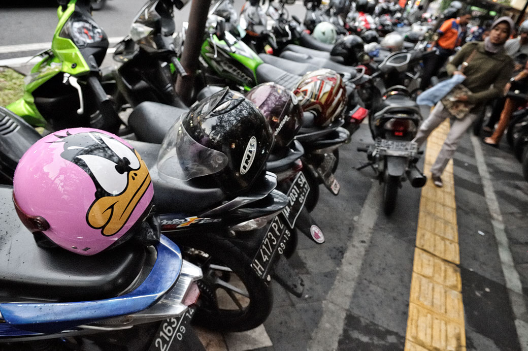 Casque Daffy Duck et motos à Yogyakarta, Indonésie