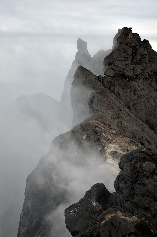 Nuages au sommet du volcan Merapi, Indonésie