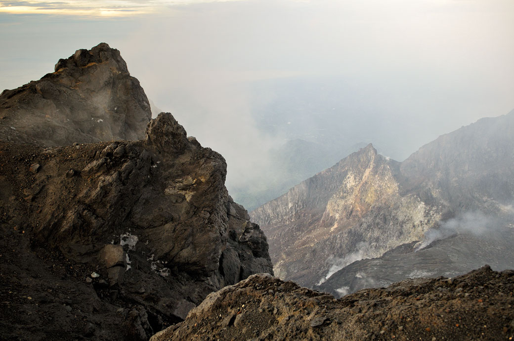 Nuages et fumée au sommet du volcan Merapi, Indonésie