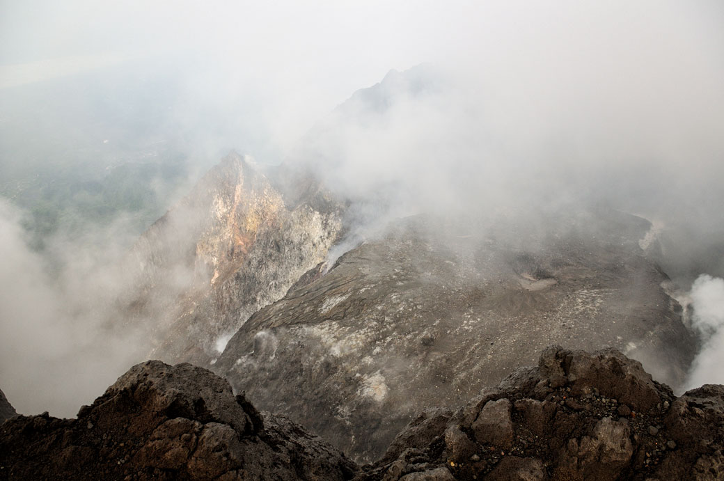 Fumée au sommet du volcan Merapi, Indonésie